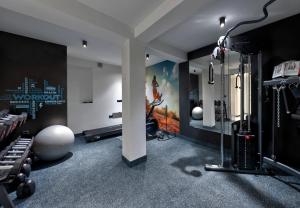 普里耶多尔Bijele Vode spa&nature hotel的健身房,带跑步机的健身房