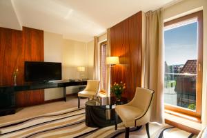 格但斯克华氏酒店的酒店客房设有一张书桌和一个大窗户。