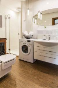 扎科帕内Apartament De Lux Cicha Woda的白色的浴室设有洗衣机和水槽。