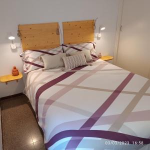 德拉塞尔瓦港La Yeye的一间卧室配有一张大床和木制床头板