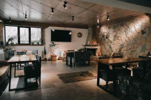 卡兹贝吉Paramount Kazbegi的一间带桌椅和电视的用餐室