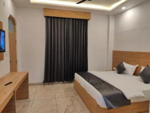 Sonu Guesthouse & Hostel客房内的一张或多张床位