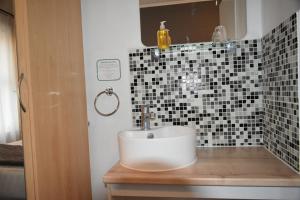 大雅茅斯汤顿之家酒店的浴室设有水槽和黑白瓷砖。