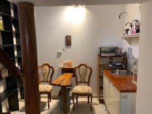 耶路撒冷Sweet ‘En Kerem View的厨房配有两把椅子、一张桌子和一个水槽