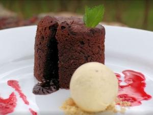 伯福德Inn for All Seasons的一块巧克力蛋糕和一块冰淇淋放在盘子上
