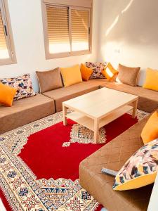 达赫拉Dakhla sky blue的带沙发和咖啡桌的客厅