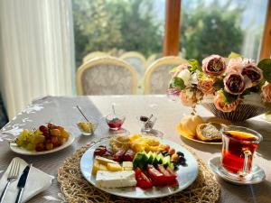 ArnavutköyAirport Villa hotel的一张桌子,上面放着食物和鲜花