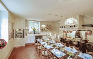 Bonnet阿登特斯度假屋的厨房配有长餐桌和椅子