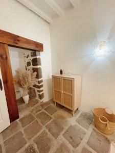 勒布伊Logis du Chandelier的客房内的浴室设有水槽和镜子