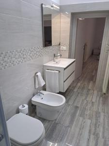 卢切拉Casa Rosy的浴室配有白色卫生间和盥洗盆。