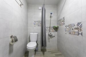 库塔伊西Ninia's Apartment的浴室位于隔间内,设有白色卫生间。