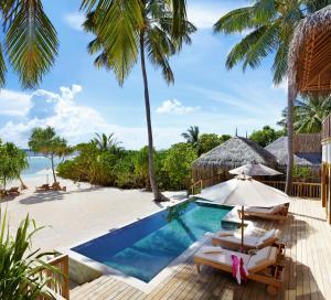 拉穆环礁拉姆岛六善酒店的棕榈树度假村的游泳池
