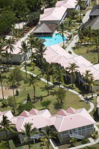 圣吉尔莱班留尼汪岛星礁度假村的享有度假村的空中景致,设有游泳池和棕榈树
