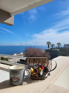 巴里Casa al Mare的阳台上的咖啡和咖啡
