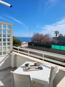 巴里Casa al Mare的海景阳台上的桌椅