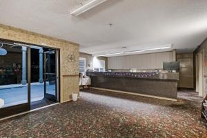 索诺拉索诺拉江山旅馆的空的大厅,有等候室和玻璃门