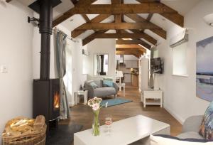 卡比斯贝Lavender Cottage - Gonwin Manor的客厅设有壁炉和沙发。
