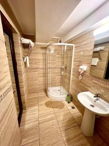 加拉茨Complex Azar的带淋浴和盥洗盆的浴室