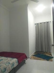 巴西富地Homestay ainnor的白色的客房设有一张床和淋浴。