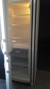 阿蒂斯蒙斯Studio 2 lits jumeaux 1 station Tram aéroport Orly的门开的开放式冰箱