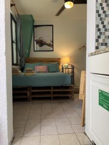 圣胡安Coqui del Mar - LGBTQ Hotel - Adults Only的卧室配有一张床