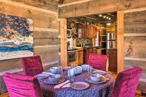 马吉谷The Cabin at Marys Place with Deck and Mtn Views!的用餐室配有带粉红色椅子的桌子