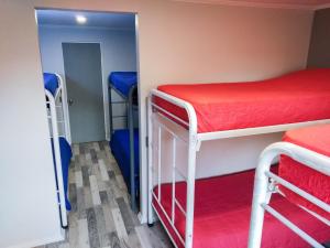 圣地亚哥阿吉青年旅社的小房间设有两张双层床和走廊