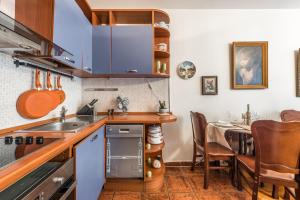 地拉那Vintage and warm 2BR apartament in Tirana的厨房配有水槽和桌椅