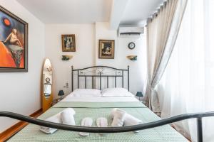地拉那Vintage and warm 2BR apartament in Tirana的一间卧室配有一张带绿毯的床