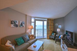 默特尔比奇Pristine Condo Glorious Ocean View HS 11th Floor的带沙发的客厅,享有海景
