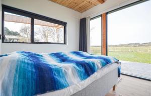 埃贝尔托夫特Lovely Home In Ebeltoft With Wifi的一间卧室设有一张床和一个大窗户