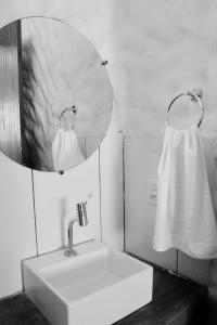 圣米格尔-杜戈斯托苏Pousada Sal e Sol的一间带水槽和镜子的浴室