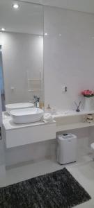阿威罗Ria Palace Apartment的白色的浴室设有水槽和镜子
