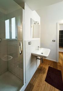 热那亚Casa di Matteo Ponterotto 34(zona brignole)的一间带水槽和淋浴的浴室