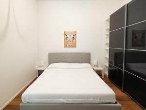热那亚Casa di Matteo Ponterotto 34(zona brignole)的卧室配有白色的床和2张桌子