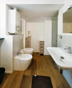 热那亚Casa di Matteo Ponterotto 34(zona brignole)的带浴缸、卫生间和盥洗盆的浴室