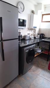 乌斯怀亚USHUAIA FOR´NS的厨房配有冰箱和炉灶。