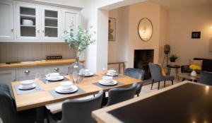 约克35 Grosvenor Terrace - 5 min walk from York City Centre的厨房以及带桌椅的用餐室。
