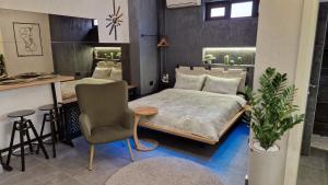 Novi BeogradApartman Biblioteka的一间卧室配有一张床、一张桌子和一把椅子
