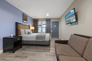 圣地亚哥洛玛岬汽车旅馆的酒店客房,配有床和沙发