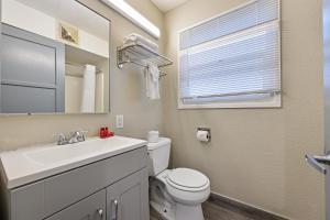 圣地亚哥洛玛岬汽车旅馆的一间带水槽、卫生间和镜子的浴室