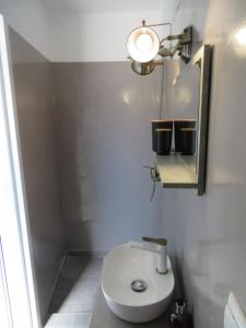 埃尔莫波利斯CASA SYRA的浴室设有卫生间、镜子和灯