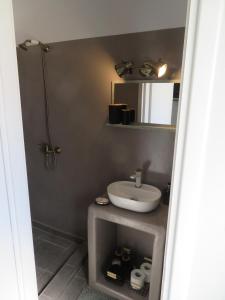 埃尔莫波利斯CASA SYRA的一间带水槽和镜子的浴室