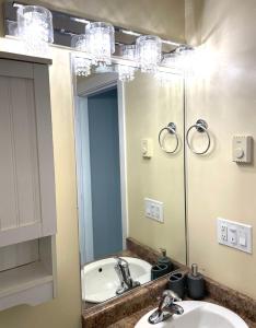 苏克Sooke Vacation suite的一间带两个盥洗盆和大镜子的浴室
