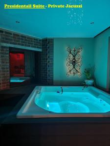 克鲁格斯多普Weston Guest House Krugersdorp的蓝色灯光客房内的浴缸