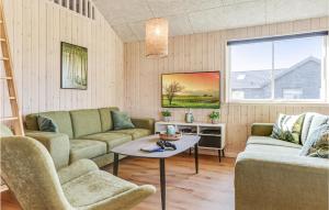 斯泰厄Gorgeous Home In Stege With Sauna的客厅配有两张沙发和一张桌子