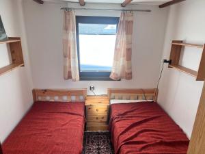 瓦布斯Camping-in-Waabs的小型客房 - 带2张床和窗户