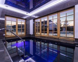 斯拉夫西克Апарт-Готель "Панщина"的窗户房子中的游泳池