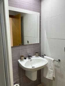 阿利坎特Apartamento Alicante Beach的浴室设有白色水槽和镜子
