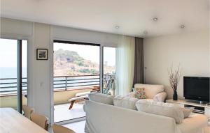 滨海托萨Amazing Apartment In Tossa De Mar With Kitchen的带沙发和电视的客厅